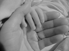 beba i mama ruke u porodilistu