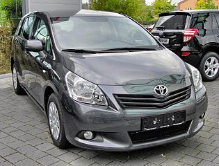 toyota verso crna